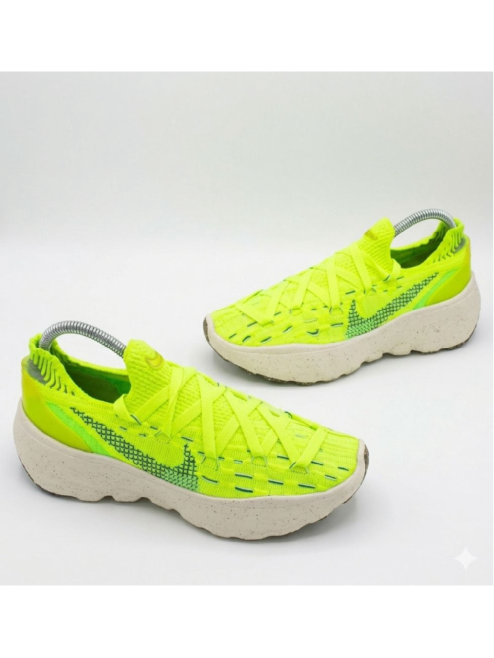 Nike Space Hippie 04 Volt Barely
Volt Womens Sneakers
DA2725-700 size 8